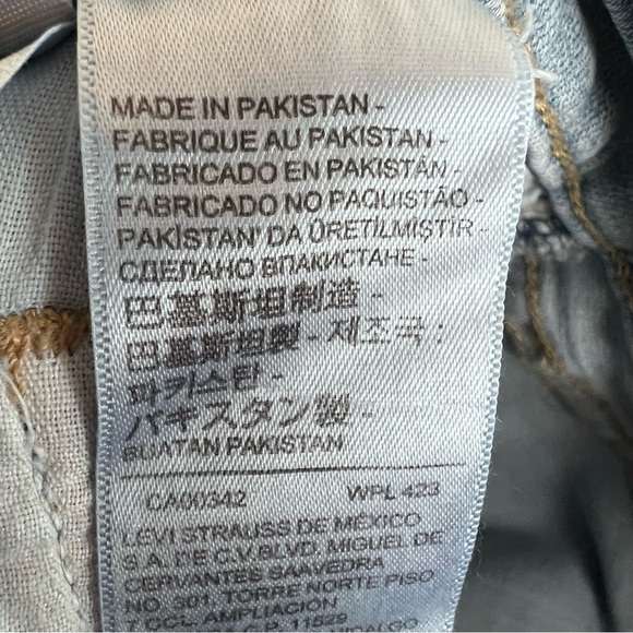 NWT Levi’s Classic Straight Fit Women’s Jeans Light Wash Size 27x30 (4) - Picture 9 of 13